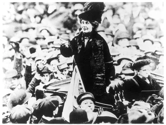 Mrs Emmeline Pankhurst (1857-1928) Tilltalar en folkmassa i New York